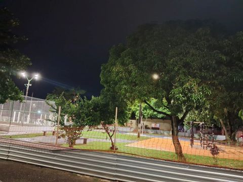 Vende-se uma casa bem localizada