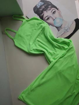 Vestido longo em tecido canelado, modelo de alcinha
