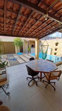 Casa duplex com piscina e área externa