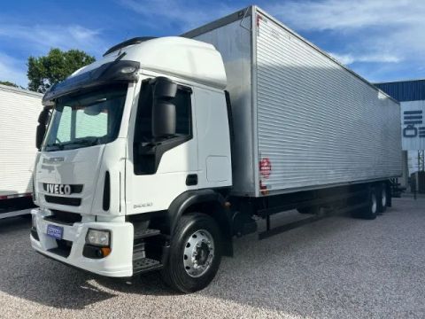 Iveco tector 240e30 ano 2019 teto alto com baú