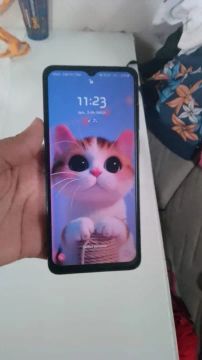 Celular Android com tela de 6 polegadas