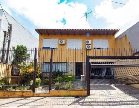 Encantadora casa com 350m² de área total, destacando-se 248m² de área privativa. Com um de