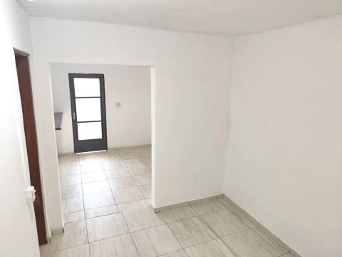 Casa 3 quartos 2 banh., independente , quintal, e terreno grande. Oportunidade de negócio.