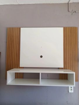 Rack de TV branco com detalhes em madeira