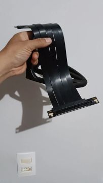 Cabo PCI express 4.0 com suporte feito em impressora 3D 
