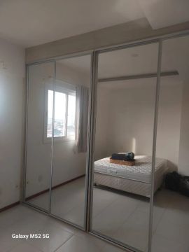 Guarda-Roupa grande modulado, com 4 portas e 4 espelhos