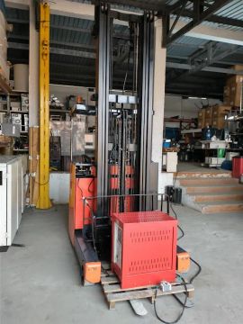 Empilhadeira Retrátil elétrica Toyota modelo 6FBRE 16