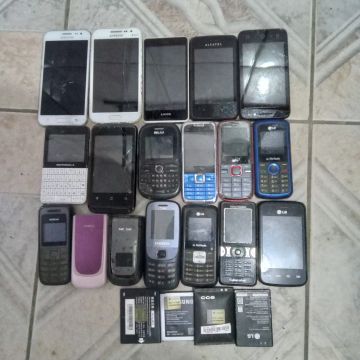 Diversos Celulares Usados para Peças