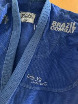 Vendo kimono Brazil Combat Elite V5, tamanho A2, na cor azul. 