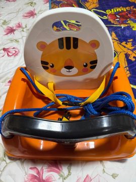 Balanço infantil com assento de tigre