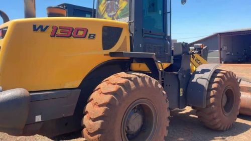 PÁ CARREGADEIRA NEW HOLLAND W13