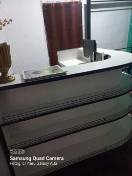 Balcão comercial em L com prateleiras