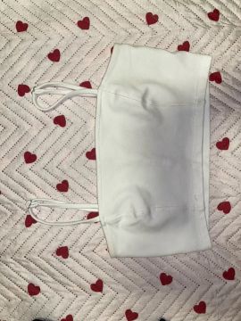 Top branco cropped de alças finas
