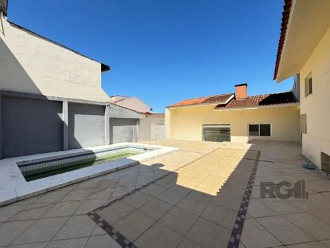 Casa com uma área privativa de 350 m², com 7 dormitórios com alguns móveis, 1 suíte com ba