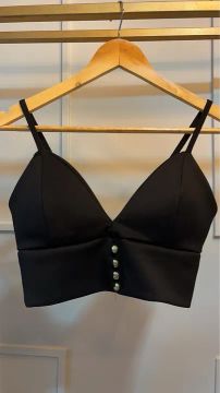 Top cropped preto com botões e bojo 