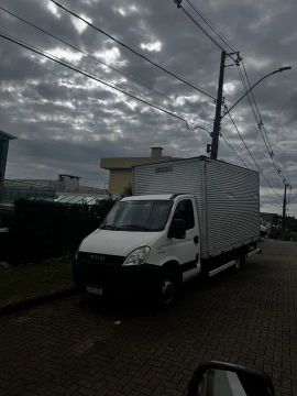 Caminhão Iveco Baú Randon