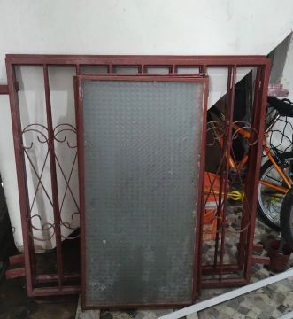 Janelas de ferro com grade e vidro - Usadas