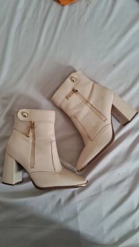 Bota Vizzano de salto bloco branca