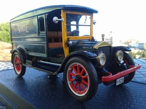 MINIATURA 1920 WHITE VAN DELIVERY - SIGNATURE MODEL SCL. 1/32.   
