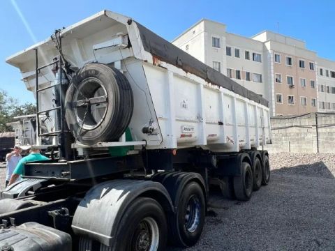 Carreta Caçamba de Aço com Pneus