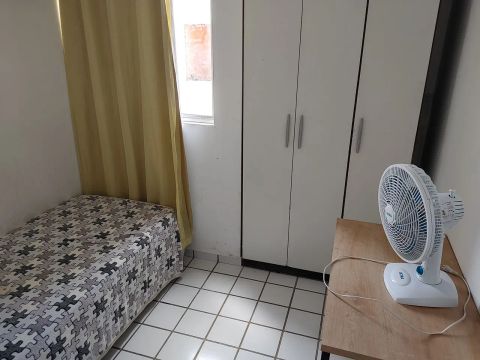 Alugo quarto para meninas.