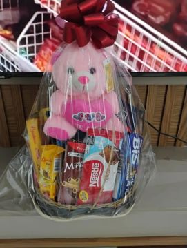 Cesta de presente com ursinho e chocolates