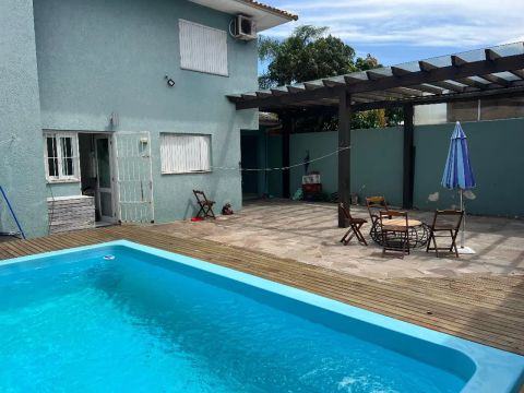 Casa de 4 dormitórios com piscina