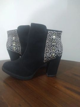 Bota Feminina Preta Vizzano com Detalhes em Metal