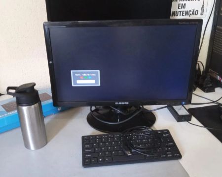 Monitor Samsung 20 tem entrada VGA e DVI que pode usar Adaptador HDMI