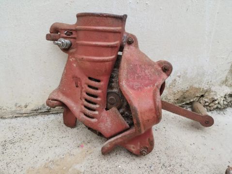 Debulhador de milhos secos pra dar pras galinhas