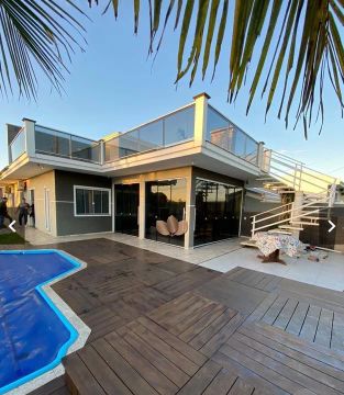 Linda casa com vista para mar com terraço.