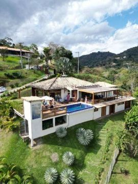 Casa à venda em Secretário, com 4 suítes, 320 m² por R$ 2.150.000 - Petrópolis/RJ