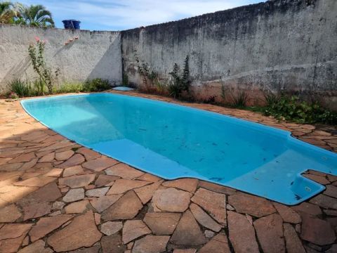 Sobrado em ótima localização próximo a BR040 com 4 quartos 2 sendo suítes