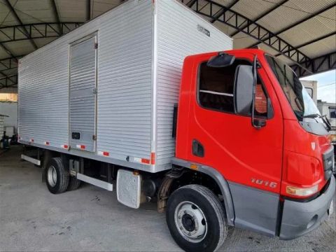 mb 1016 4x2 bau ano 2015