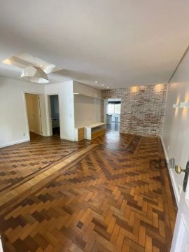 O imóvel no bairro Rio Branco tem 94 metros quadrados com 2 quartos sendo 1 suite e 1 banh