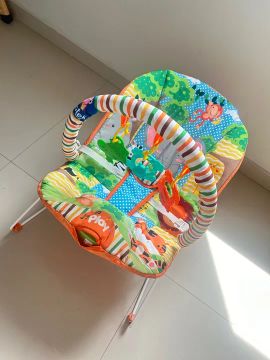 Cadeirinha de Balanço Infantil com Brinquedos