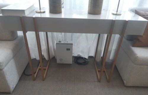 Aparador moderno com estrutura dourada