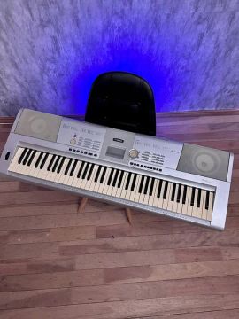 Piano digital Yamaha DGX205