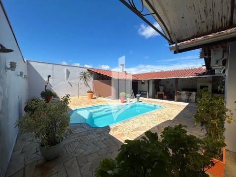 Linda casa com piscina no bairro Salto do Norte