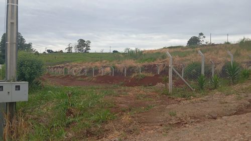 Terreno com cerca e vista para o campo