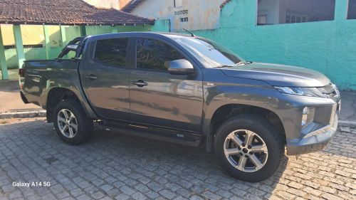 Vendo triton 2.4 automática em excelente estado de conservação. 