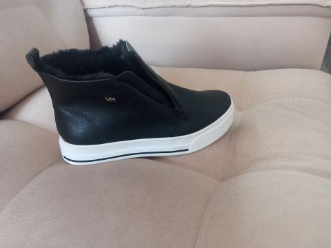 Bota Feminina Preta com Detalhe em Ziper