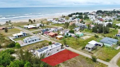 Terreno a menos de 250 metros da praia