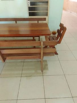 Mesa de madeira de jantar