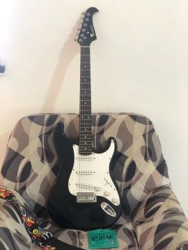 Combo completo: Guitarra Elétrica Eagle, Amplificador Oneal e Alça para apoio.