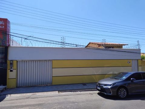 Aluga Casa Comercial, excelente para clínicas ou consultórios.