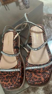 Sandália Papet Animal Print, Franciele Belo, tiras finas vinil e acabamento com strass