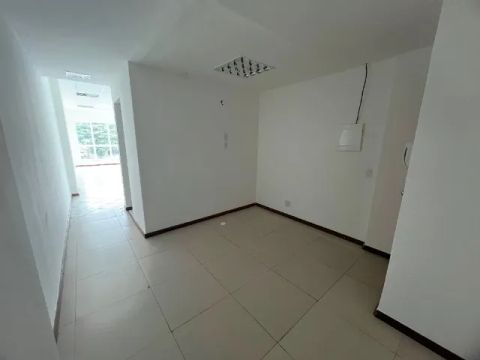 Alugo Sala Comercial Reformada em Santa Lúcia com 35m² e 1 Vaga - R$ 1.300,00