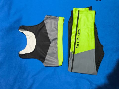 Conjunto de Top e Legging Esportivo