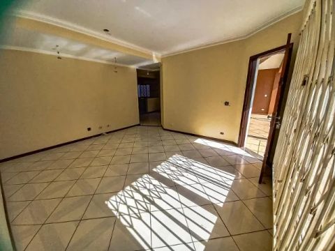 Casa em Novo Mundo, 3 Quartos, sendo 1 Suíte